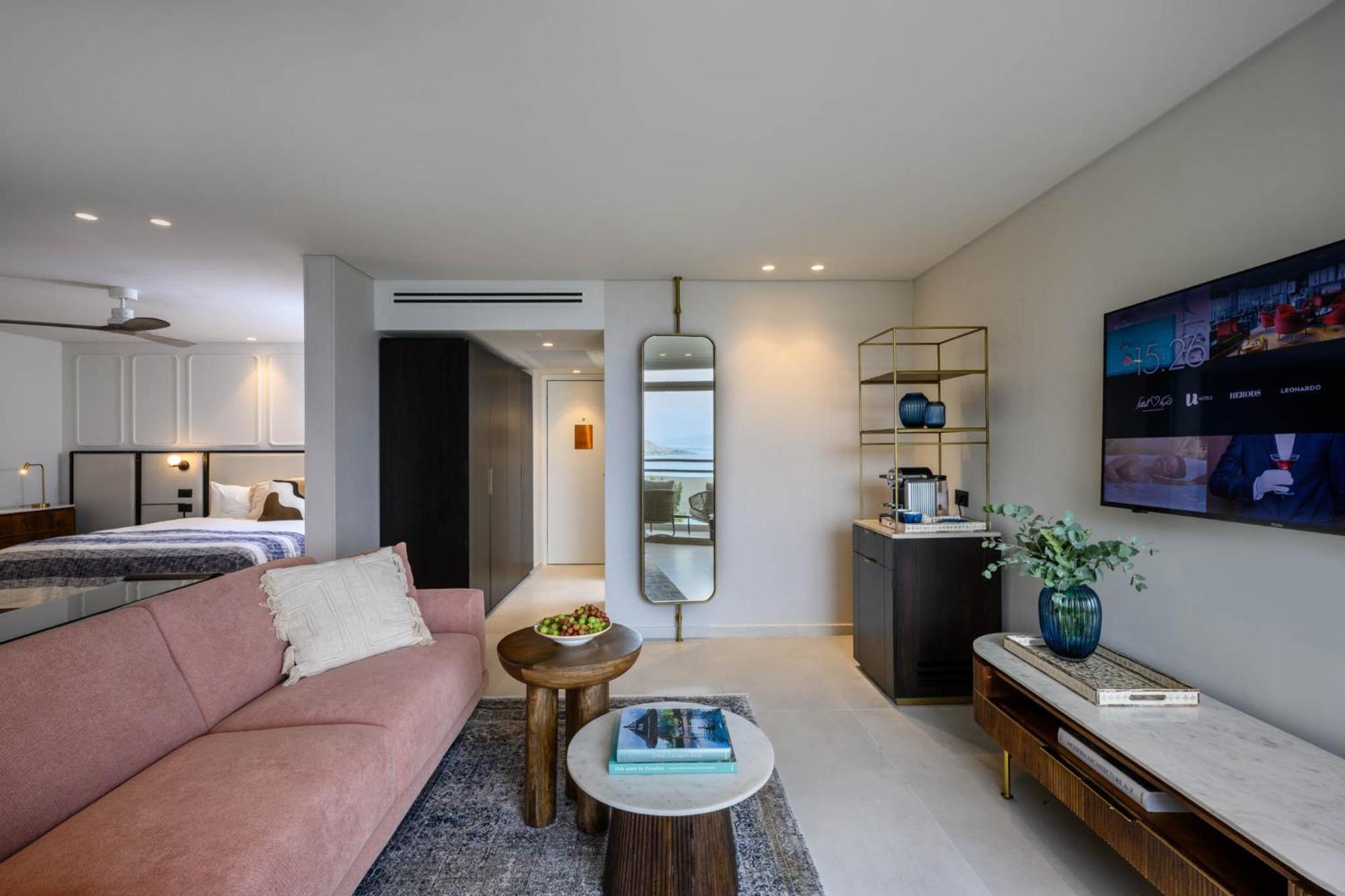 Hotel Leonardo Plaza 5*